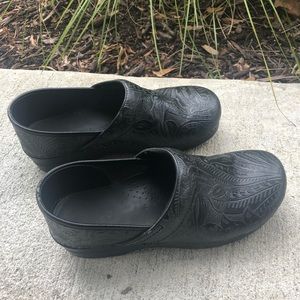 Black Paisley Leather Dansko size 41 clogs